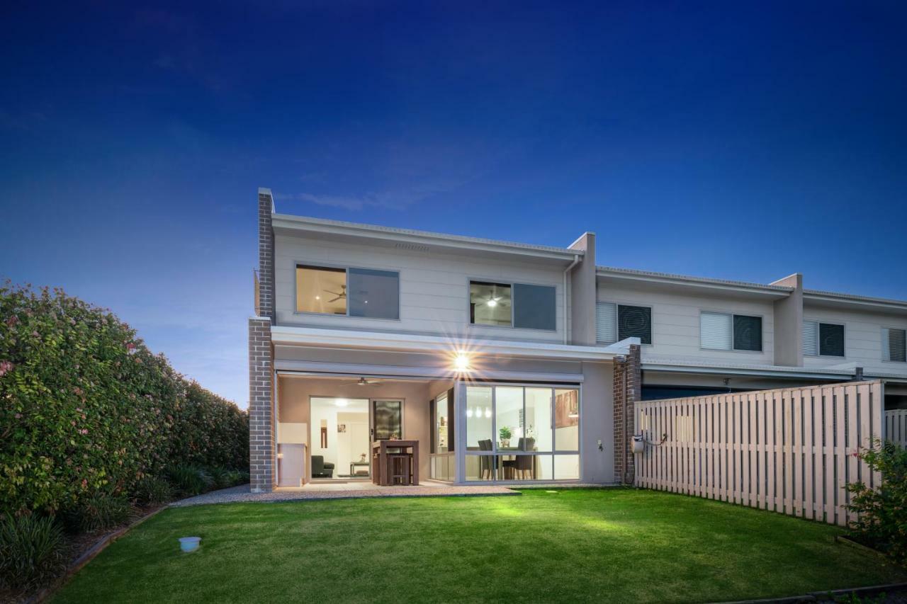 Fairway Village @ Windaroo Lakes Golf Club Exterior photo